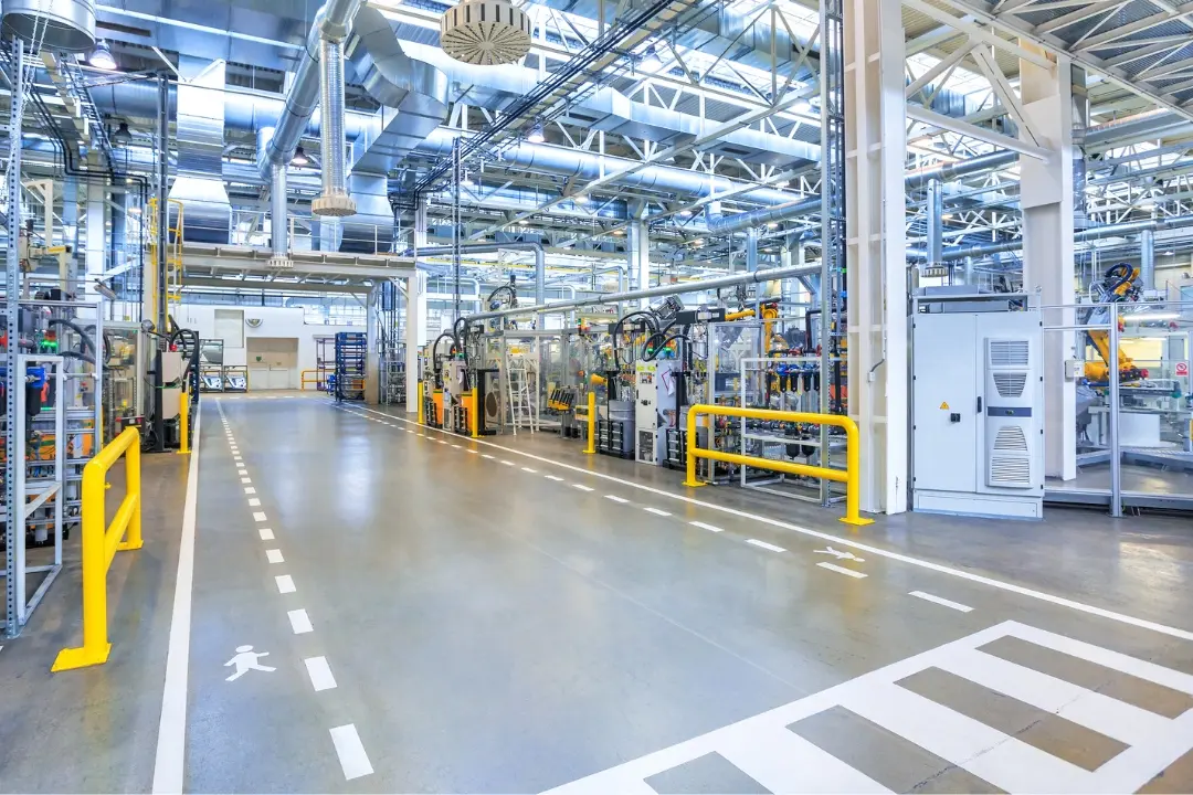 Planta industrial con pavimento tratado y marcaje de seguridad