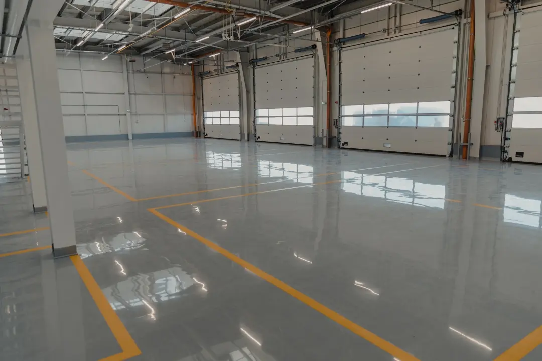 Nave logística con pavimento continuo de resina epoxi